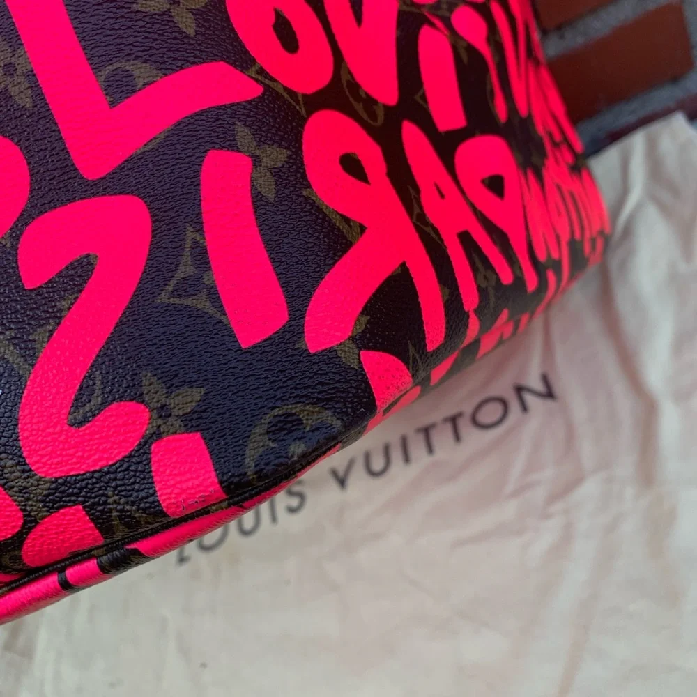 LOUIS VUITTON
Limited Edition Fuchsia Stephen Sprouse Graffiti Neverfull GM Bag - Picture 9 of 16